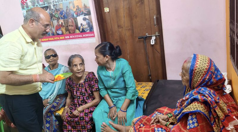 Tata Steel Employees Celebrate Holi at Old Age Home, Donate Essentials
